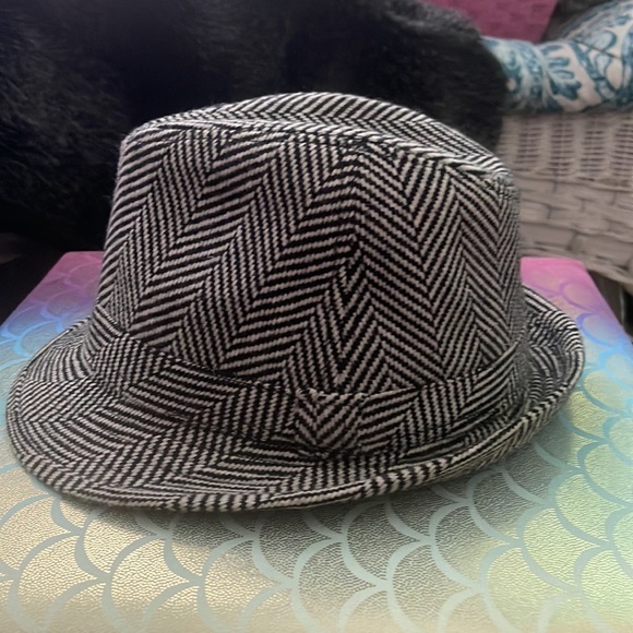 Hat 🎩 - Picture 2 of 3